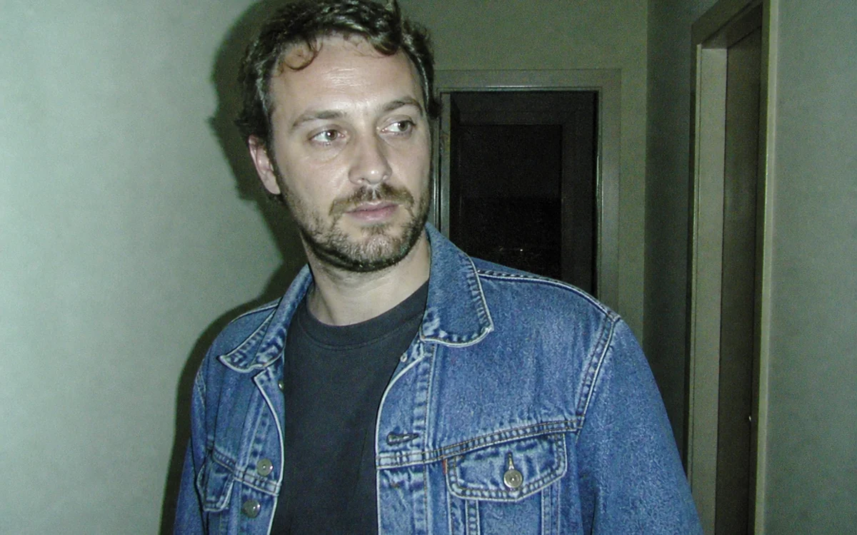 Dirty Flash: Rough overexposure, cool color drift and visible low-light sensor noise.